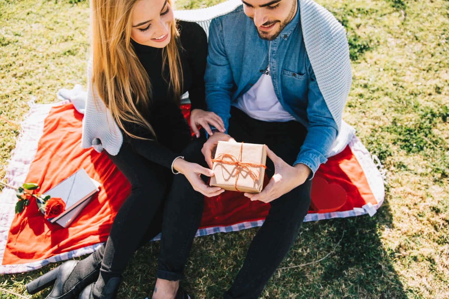 kobieta wręcza trafiony prezent dla mężczyzny