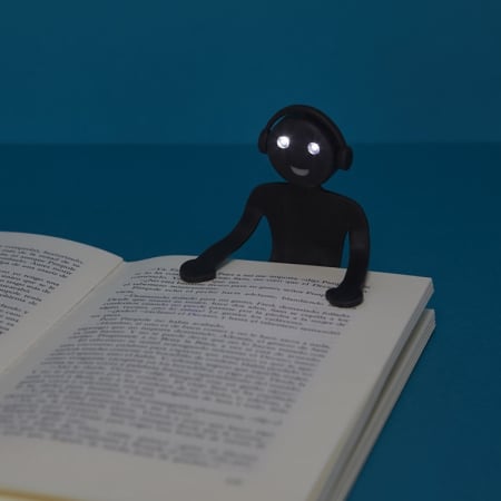 Przenośna lampka do książek z dodatkowymi funkcjami: zakładka, podpórka i podkładka