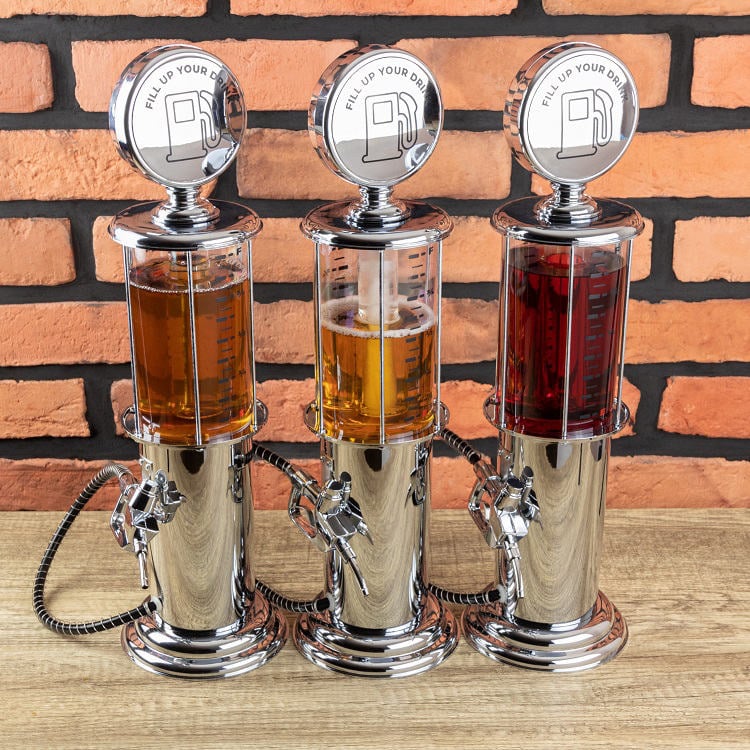 Imprezowy Dystrybutor Alkoholu to gadżet umożliwiający łatwe nalewanie drinków i innych napojów. Stylizowany jest na dawną pompę do paliwa i mieści w sobie aż 900ml płynu