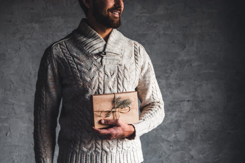 mężczyzna trzyma prezent na urodziny